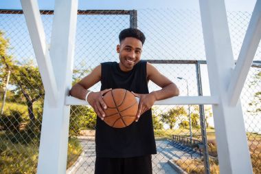 adam topu basketbol sahası ile