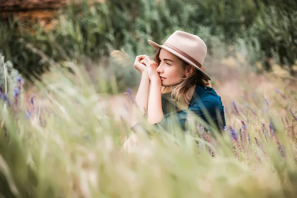 Ung kvinna i brun hatt utomhus — Stockfoto