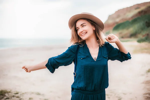 Ung kvinna i brun hatt utomhus — Stockfoto