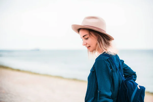 Jeune femme en chapeau brun en plein air — Photo