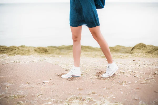 Jeune femme en chapeau brun en plein air — Photo