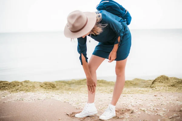 Jeune femme en chapeau brun en plein air — Photo