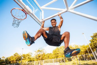 adam topu basketbol sahası ile