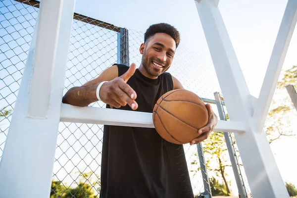 Hombre con pelota en cancha de baloncesto — Foto de Stock