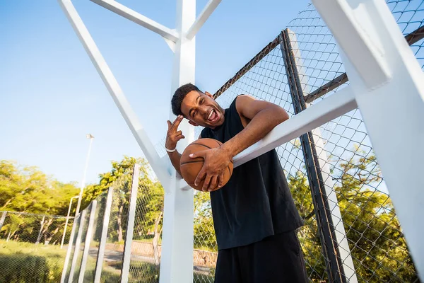 Hombre con pelota en cancha de baloncesto — Foto de Stock