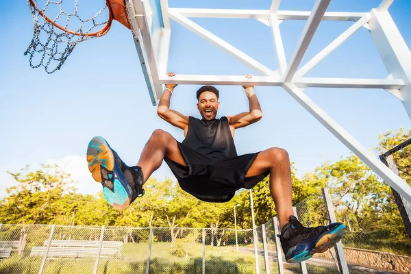 Hombre con pelota en cancha de baloncesto — Foto de Stock