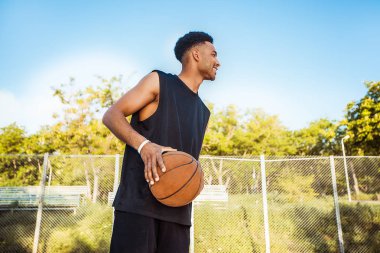 adam topu basketbol sahası ile