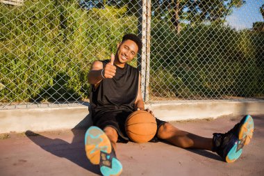adam topu basketbol sahası ile