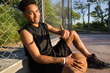 adam topu basketbol sahası ile