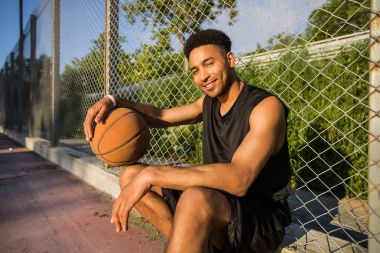 adam topu basketbol sahası ile