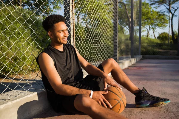 Hombre con pelota en cancha de baloncesto — Foto de Stock