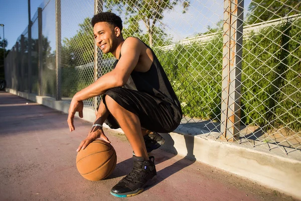 Hombre con pelota en cancha de baloncesto — Foto de Stock