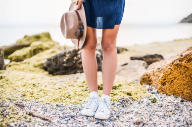 Vintage şapka tutan genç kız