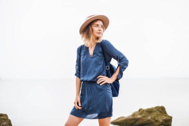 genç güzel kız şapka ile