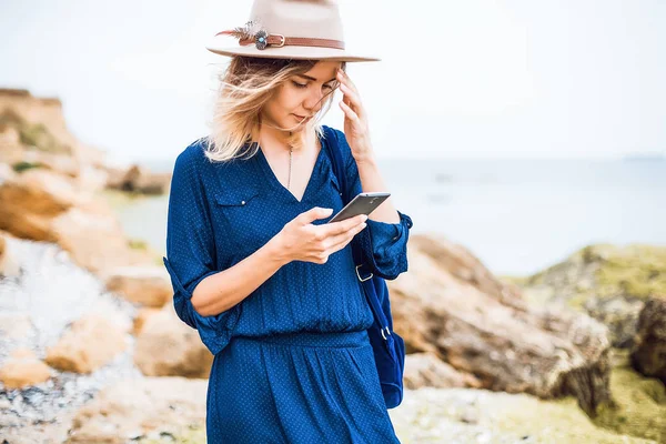 Ung vacker flicka med hatt — Stockfoto