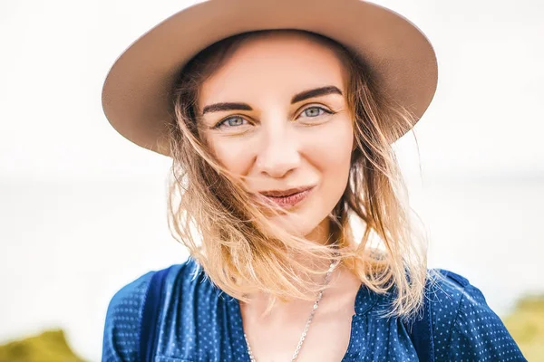 Ung vacker flicka med hatt — Stockfoto