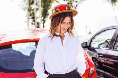 şapkalı genç gülümseyen kadın