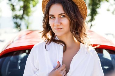 Açık duran şapkalı kadın 