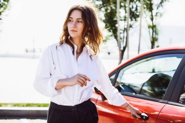 arabanın kapısını açarak kadın 