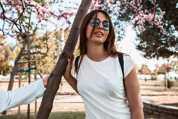 Femme dans le parc d'été — Photo