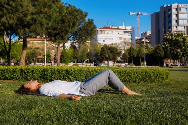 kadınla çimenlerin üzerinde park