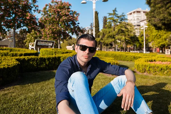 Homem em desgaste casual no parque — Fotografia de Stock