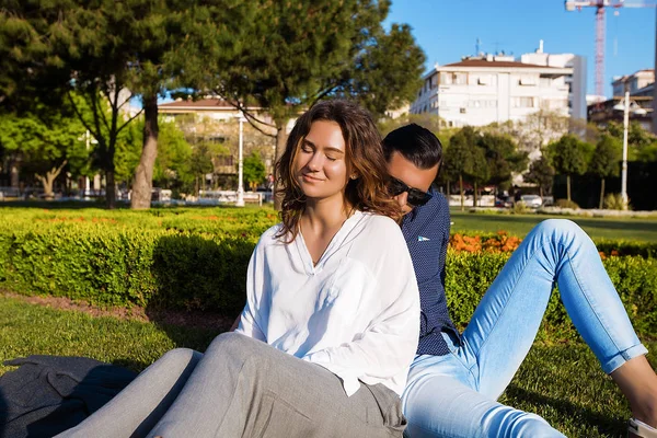 Par som vilar på sommaren park — Stockfoto