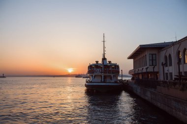 gün batımında limanda gemi