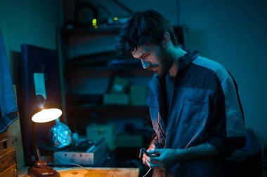 Garajda sakallı adam