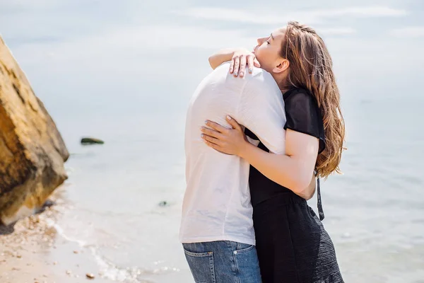 年轻夫妇拥抱在海岸上 — 图库照片