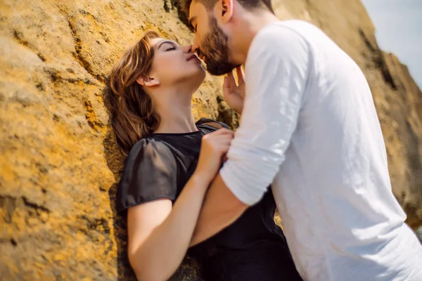 Encantadora pareja en la costa del mar — Foto de Stock