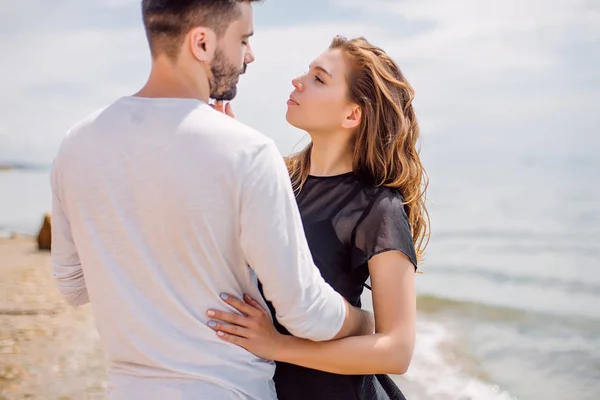 情侣拥抱在海岸上 — 图库照片