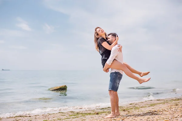 可爱的夫妻在海岸上笑 — 图库照片