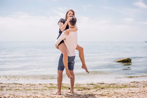 Encantador casal rindo na costa do mar — Fotografia de Stock