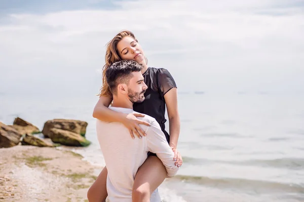 Lovely couple laughing on sea coast — Stock Photo, Image