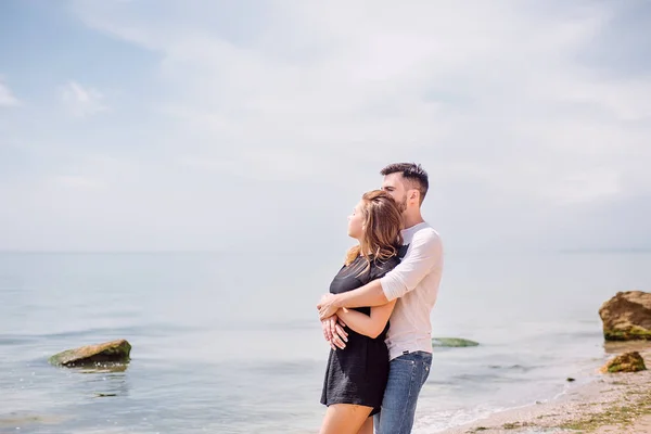 Par som kramas vid havskust — Stockfoto