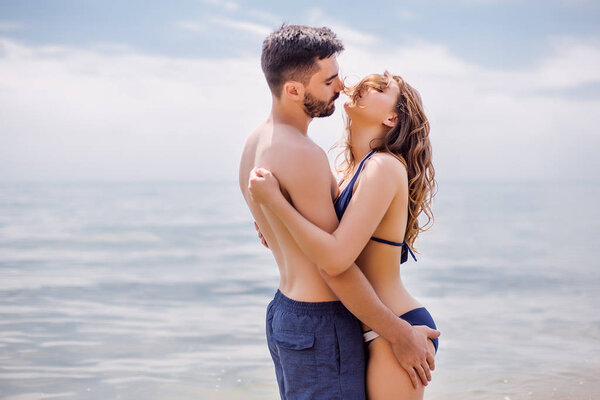 Красивая пара в купальниках
