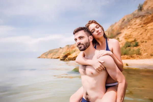 Beau couple en maillot de bain — Photo