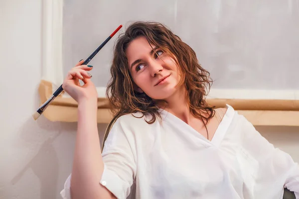 Painter woman sitting with brush — Stock Photo, Image