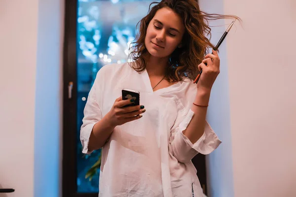 Målare kvinna använder telefon — Stockfoto