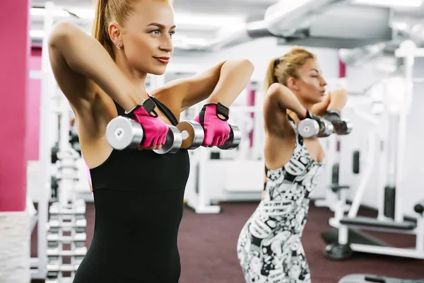 Mulheres fazendo exercícios de fitness — Fotografia de Stock