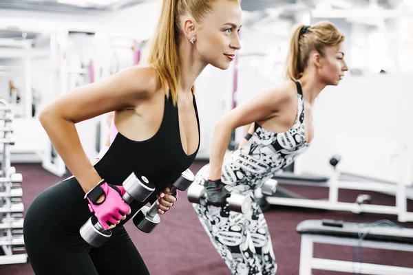 Vrouwen die fitness-oefeningen doen — Stockfoto