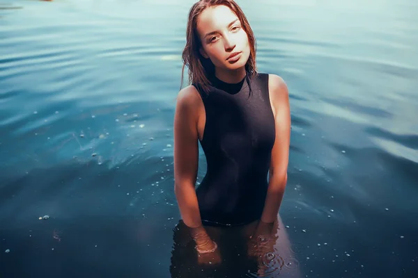 Женщина в купальнике на реке — стоковое фото