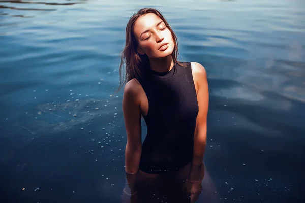 Femme en maillot de bain sur la rivière — Photo