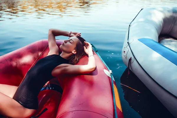 Nő a piros felfújható csónak — Stock Fotó
