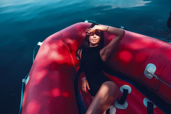 Mulher em barco inflável vermelho — Fotografia de Stock