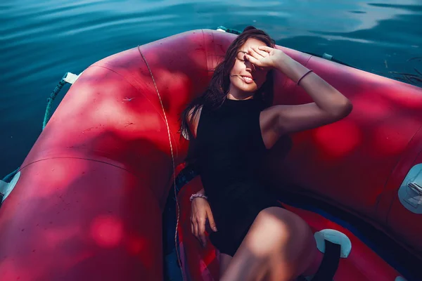 Mulher em barco inflável vermelho — Fotografia de Stock