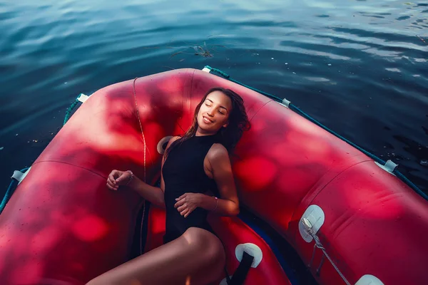 Mulher bonita em barco inflável vermelho — Fotografia de Stock