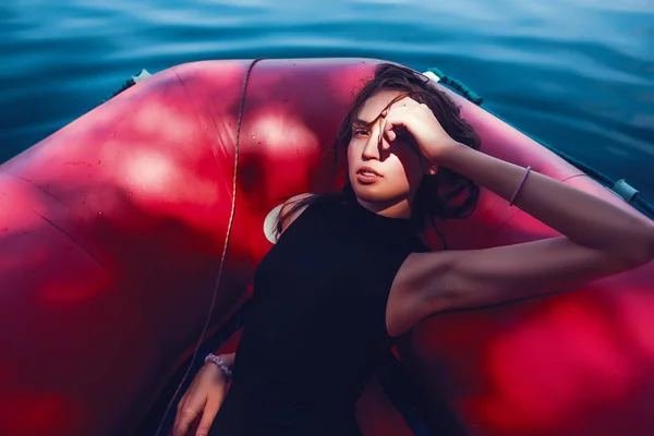 Hermosa mujer en barco inflable rojo —  Fotos de Stock