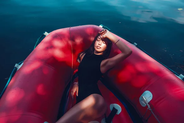 Hermosa mujer en barco inflable rojo —  Fotos de Stock